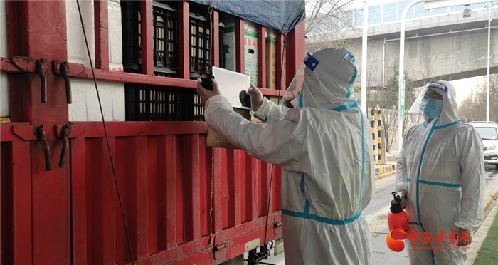 【疫情防控·甘肃在行动】甘肃交通人：小小岗亭用心守  疫情防控在前沿