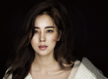 韩彩雅最新杂志写真曝光 展成熟性感迷人魅力