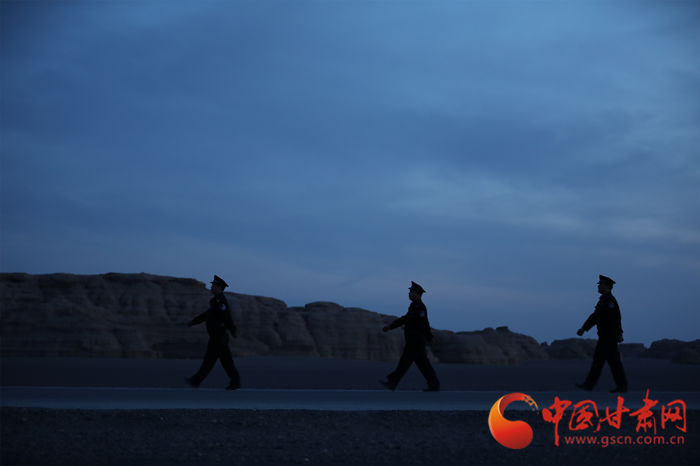 “魔鬼城”里的蓝色丰碑——探访敦煌市雅丹国家地质公园治安派出所