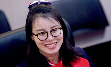 傅园慧参与春晚开场合唱《洪荒少年》跳“喂鸡舞”