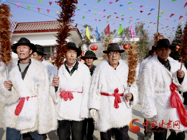 温暖中国|社火闹春喜洋洋——永靖县岘塬镇芝家湾春节社火表演见闻（图）