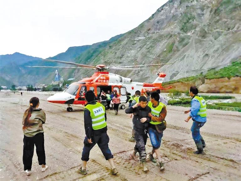 甘肃调派直升机救援文县山体滑坡被困群众