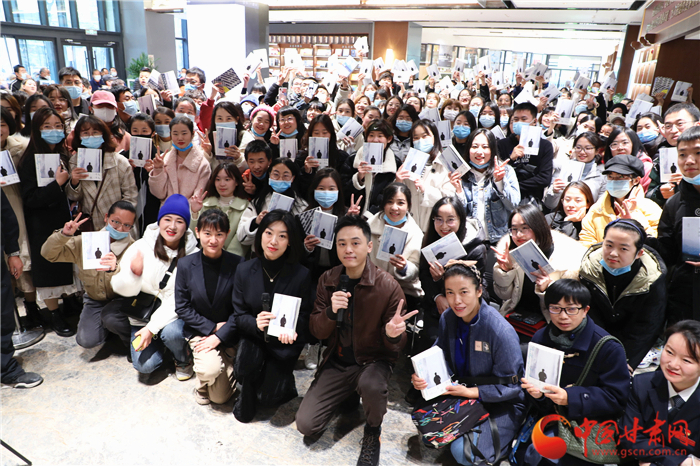 刘同现身兰州 西北书城迎来今年首场作家签售会