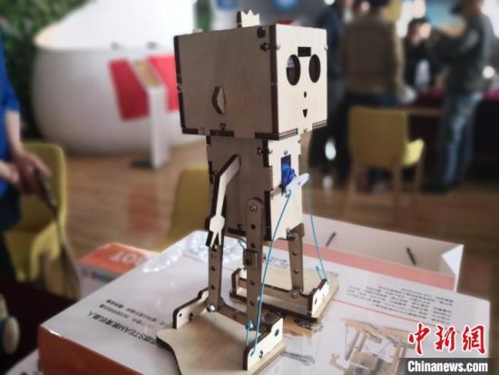 图为兰州市中小学生科技大赛上,学生展示的科技创新作品。(资料图) 李亚龙 摄 图为兰州市中小学生科技大赛上,学生展示的科技创新作品。(资料图) 李亚龙 摄