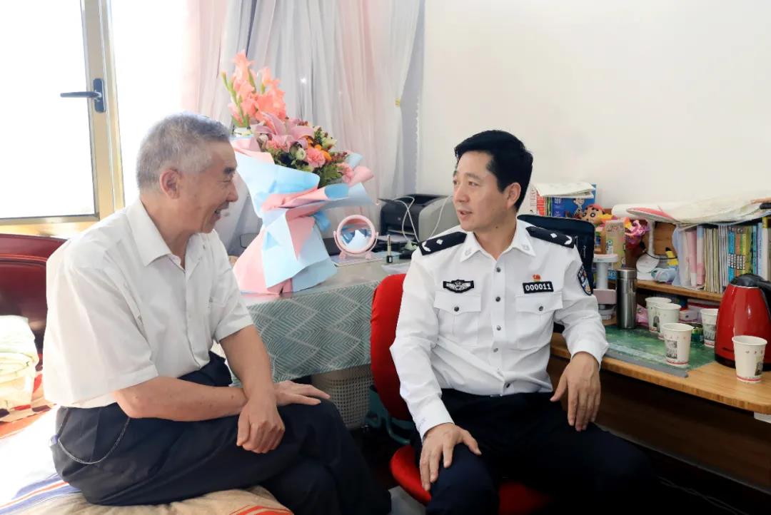 杨喜军看望慰问甘肃警察职业学院退休教职工代表