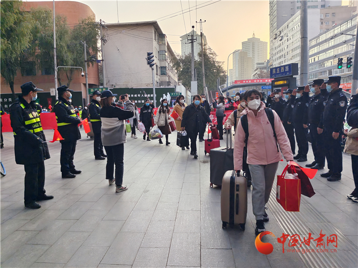 【甘快看·疫情防控现场报道】兰州市民热烈欢送驰援医护人员