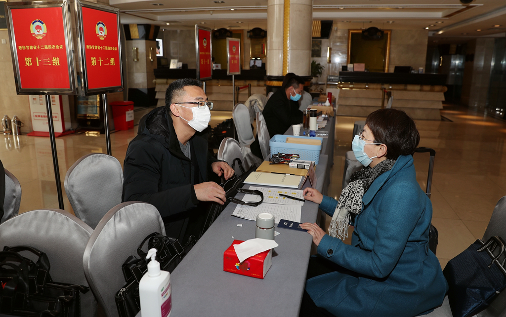 出席政协甘肃省十二届四次会议的政协委员今天陆续抵达驻地报到（视频）