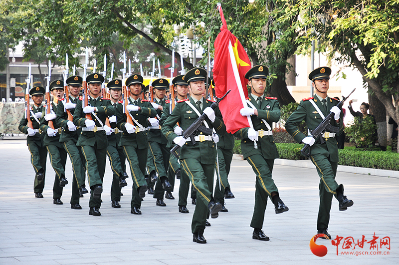 广武门街道联合武警兰州支队执勤五中队开展“升国旗·感党恩”迎国庆主题党日活动（图）
