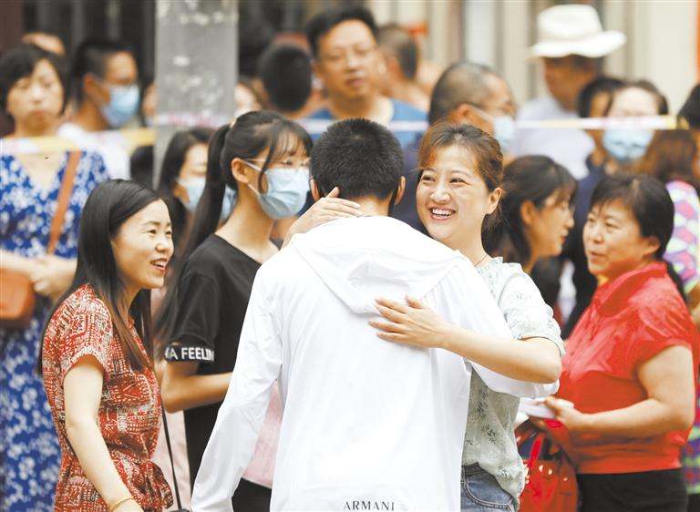 兰州中考首日 3.7万名学子踏上逐梦路