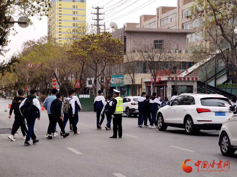 保驾护航！凉州公安交警“护学岗” 撑起“平安伞”