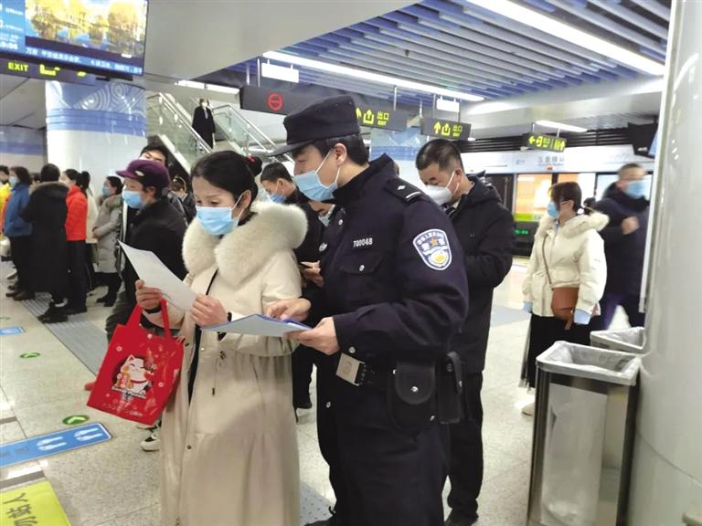 讲解诈骗套路 普及“断卡”常识 兰州城关公安分局、交通治安分局联合反诈宣传进地铁