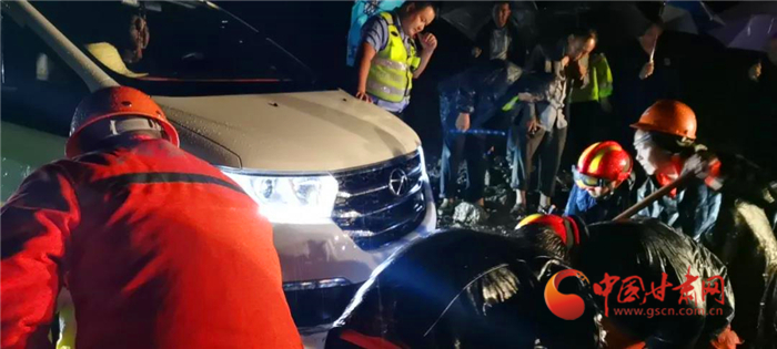 暴雨泥石流冲毁公路 陇南公路职工连夜冒雨抢修