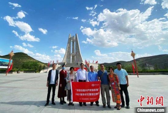 华媒代表们在山城堡战役纪念园合影留念。 高展 摄 华媒代表们在山城堡战役纪念园合影留念。 高展 摄