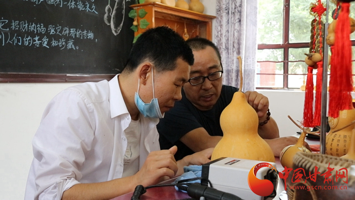 【兰大新闻学子重走西北角】高台烙画雕刻手艺人张爱国：最满意的作品永远是下一个