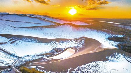 雪后初霁 敦煌鸣沙山月牙泉景区景色迷人