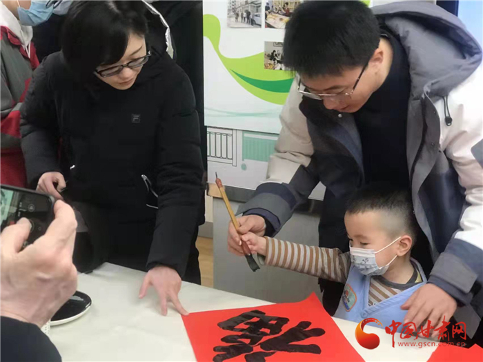 【网络中国节·春节】兰州张家园社区：写福字送春联 新春祝福传邻里