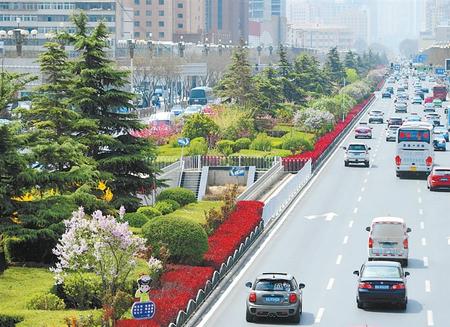 图说甘肃丨鲜花竞相盛开 扮靓兰州“北大门”