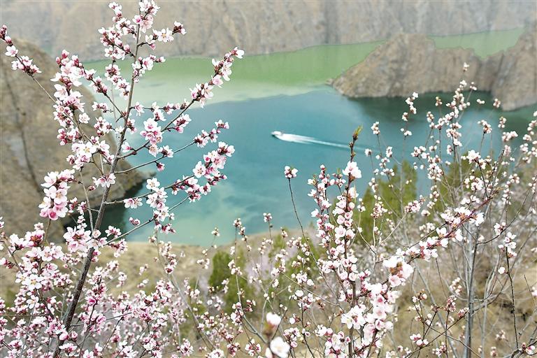 3月28日船舶行驶在黄河刘家峡水库