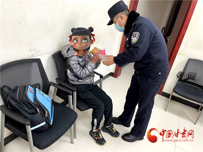 天水：男孩离家出走 铁警暖心劝回