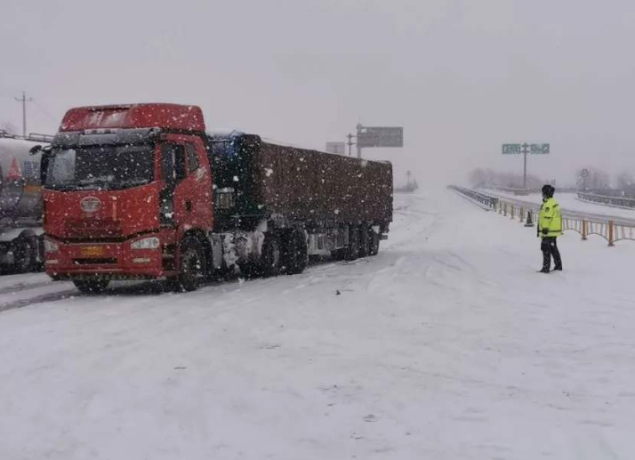 受降雪影响甘肃省这些路段实行交通管制