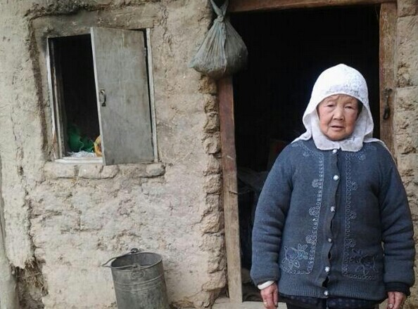 甘肃康乐县如此贫困的一家人