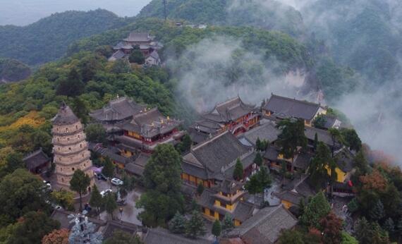 【“飞阅”中国】崆峒山“烟雨图”：翠峰古建“隐”云海