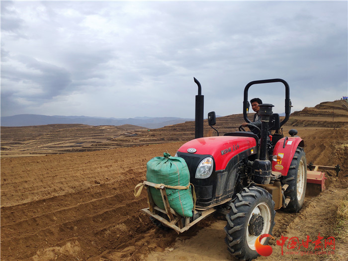 【甘肃省决战决胜脱贫攻坚】理事长发明开行机  种植药材更攒劲
