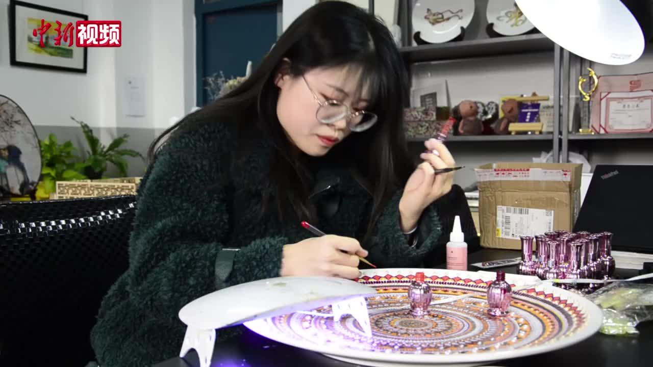 兰州一高校师生用指甲油“涂”出敦煌彩绘工艺盘