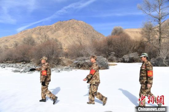 2018年2月,寂静的祁连山被冰雪笼罩,甘肃张掖市肃南县隆畅河林场白泉门护林站的护林队员在巡山途中。站里有9位护林员,和往年春节一样,他们大部分人都留在山里过年。(资料图) 杨艳敏 摄 2018年2月,寂静的祁连山被冰雪笼罩,甘肃张掖市肃南县隆畅河林场白泉门护林站的护林队员在巡山途中。站里有9位护林员,和往年春节一样,他们大部分人都留在山里过年。(资料图) 杨艳敏 摄