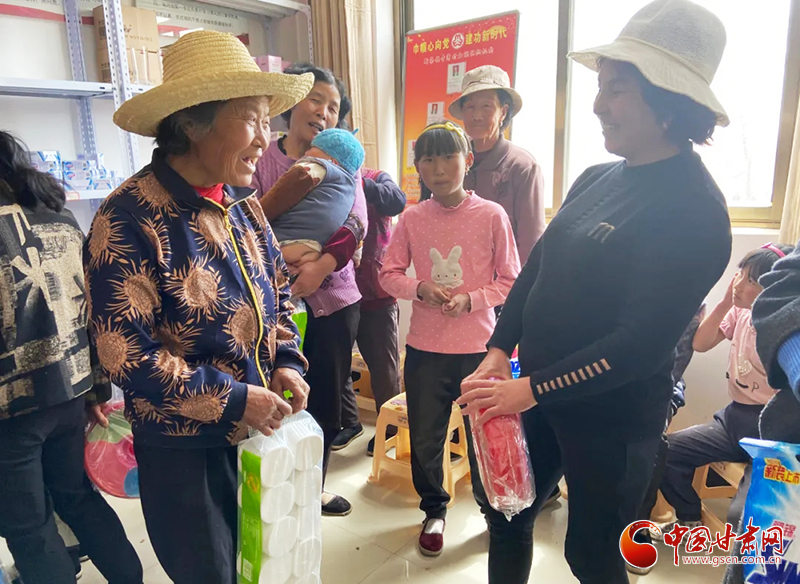 【甘肃省决战决胜脱贫攻坚】临夏县：巾帼超市小积分 兑出乡村大文明（图）