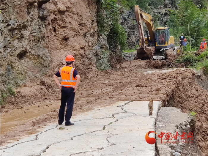 甘肃交通系统应急抢险队全力抢修陇南灾毁公路