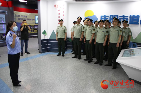 庆阳市武警支队80余名武警官兵参观庆阳市青少年示范性综合实践基地