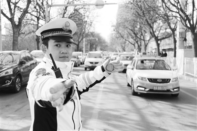 兰州七里河交警大队对不礼让斑马线、小街巷乱停乱放等现象进行整治