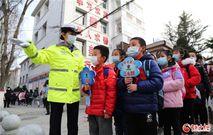 【三八特刊】交警冯雪：我愿风雨无阻 守护孩子们可爱笑脸
