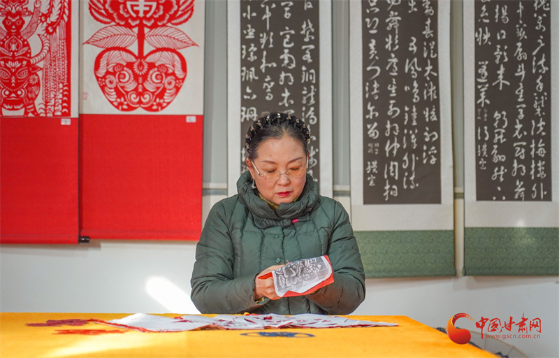 秦安：红纸剪春韵