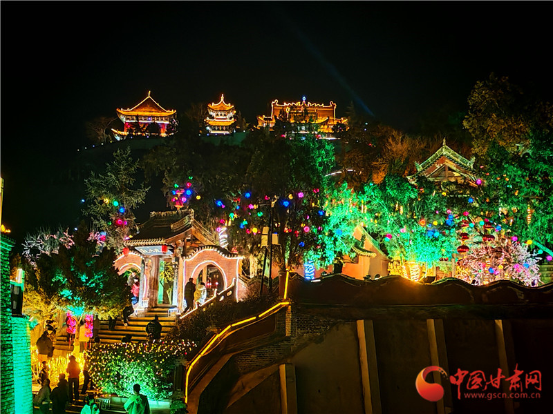 秦安：灯火映凤山