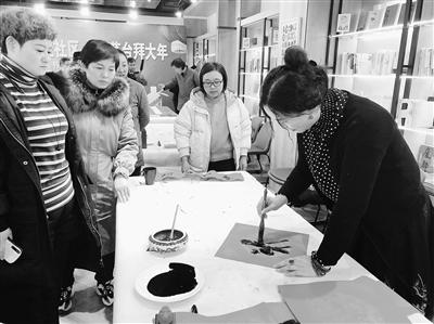 兰州甘家巷社区“鼠年纳福”送春联（图）