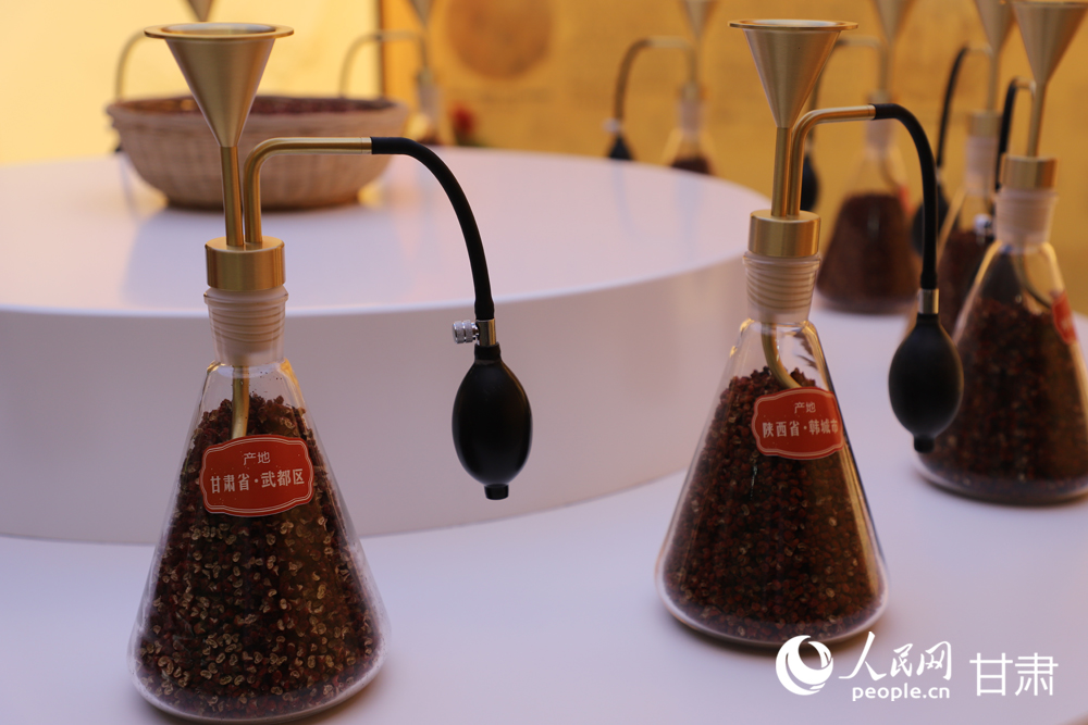 中国花椒产业博览馆内展出的花椒。人民网记者 邵兰摄