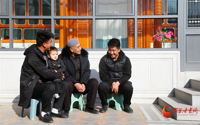 感恩铭记 积石新貌｜笑脸洋溢新生活 兄弟携手重建新家园