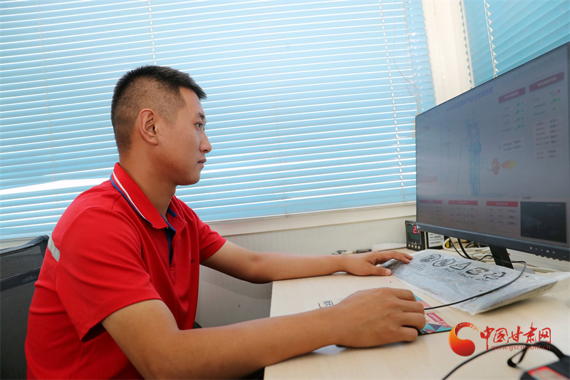 “首战用我，用我必胜！” 沥青拌合站站长崔晟珲的戈壁坚守